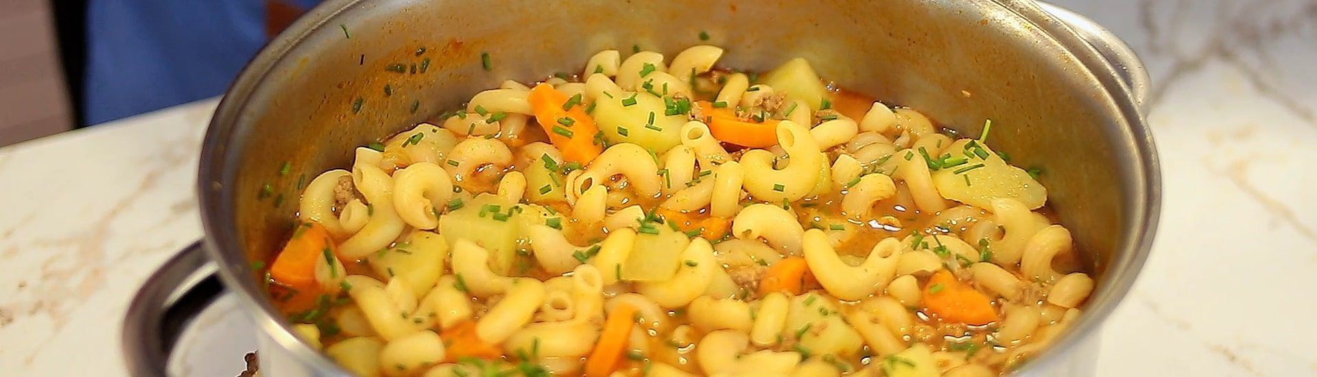 Sopa de macarrão com carne moída e legumes
