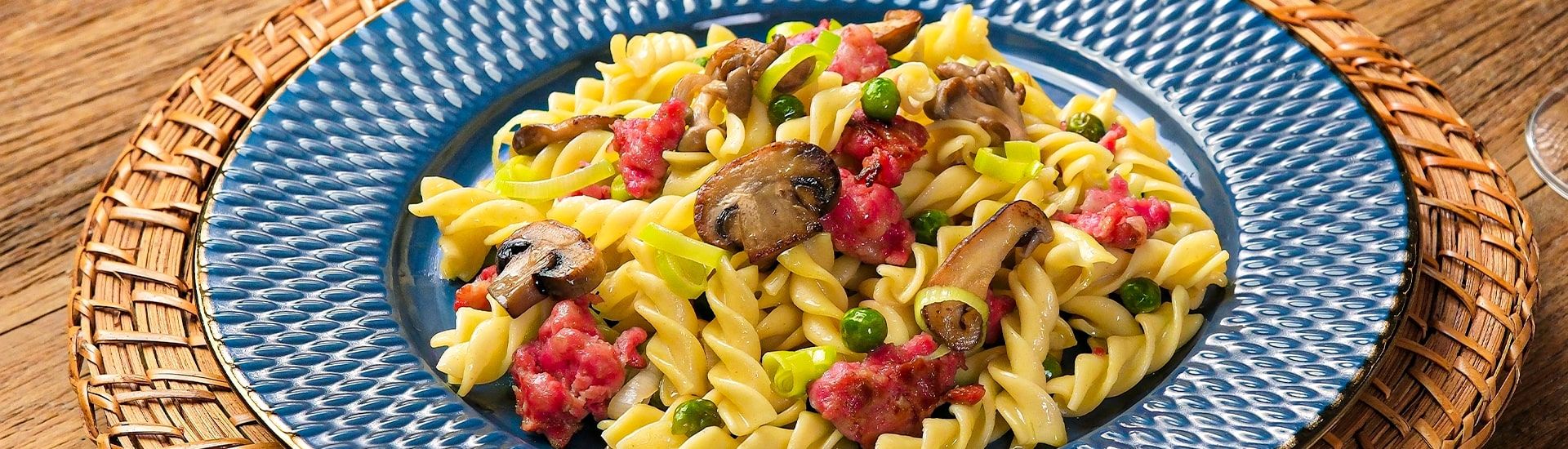 Pasta com Linguiça, Cogumelos Frescos e Ervilhas