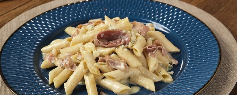 Macarrão com Presunto Defumado  e Creme de Gorgonzola