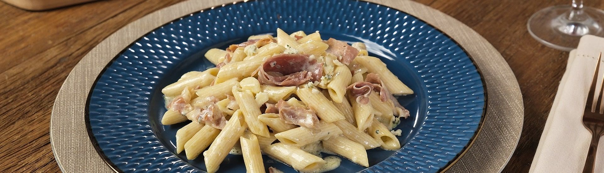 Macarrão com Presunto Defumado  e Creme de Gorgonzola