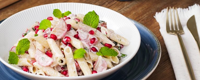 Penne ao Molho Refrescante de Rabanete, Romã e Hortelã