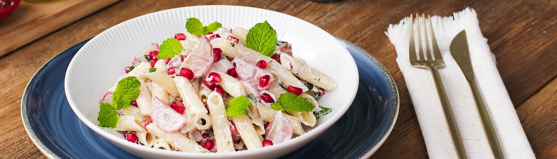 Penne ao Molho Refrescante de Rabanete, Romã e Hortelã