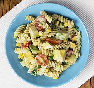 Receita Salada Refrescante de Verão com Milho-Verde, Avocado e Iogurte Grego