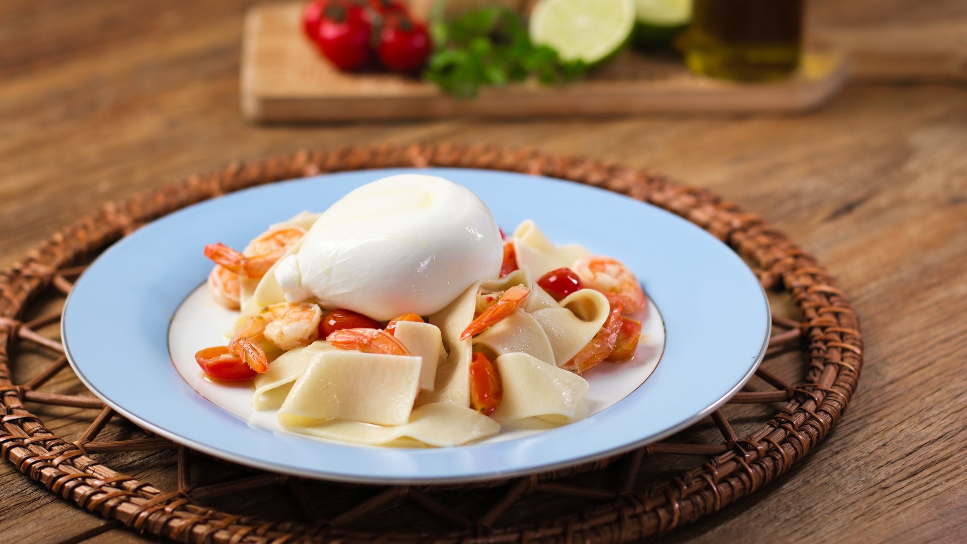 Receita Macarrão com Camarões Picantes e Burrata
