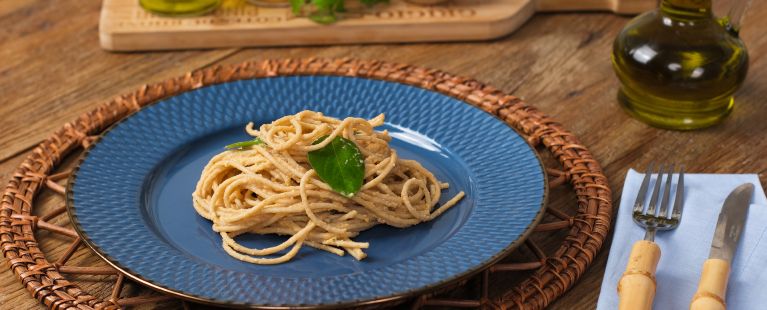 Macarrão com Molho Cremoso  de Grão-de-Bico