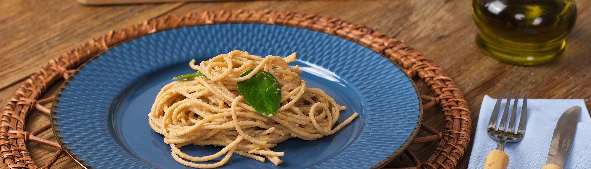 Macarrão com Molho Cremoso  de Grão-de-Bico