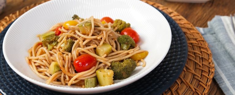 Macarrão Veggie Em Uma Frigideira Só