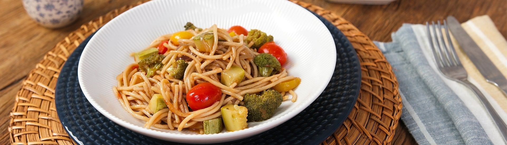 Macarrão Veggie Em Uma Frigideira Só