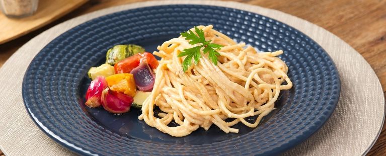 Macarrão com Molho de Queijo e Legumes