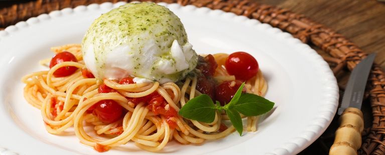 Espaguete Pomodoro com Burrata ao Pesto