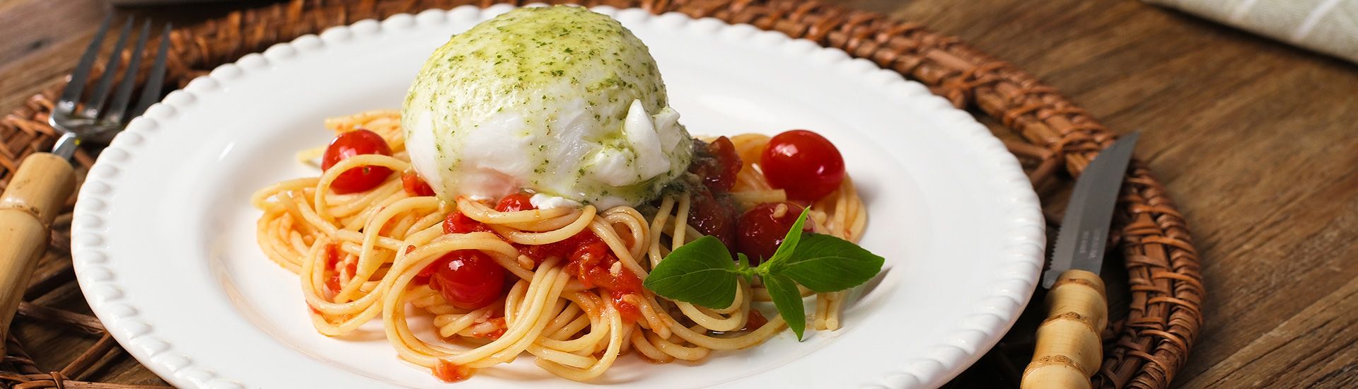 Espaguete Pomodoro com Burrata ao Pesto