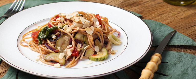 Macarrão Vegano com Abobrinha, Espinafre e Amêndoas Tostadas