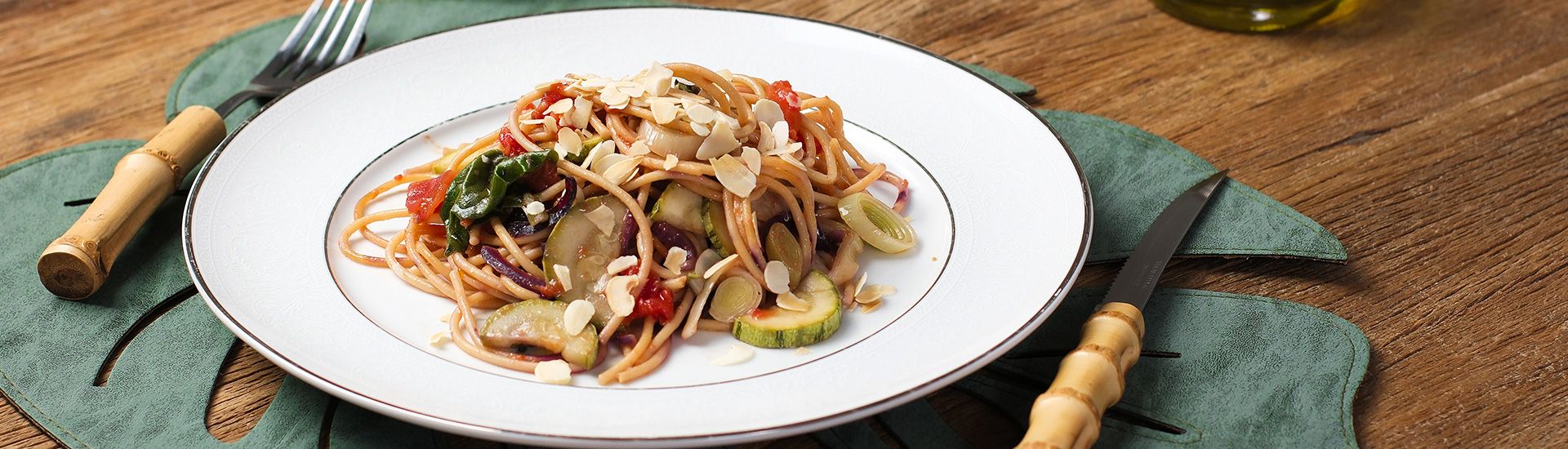 Macarrão Vegano com Abobrinha, Espinafre e Amêndoas Tostadas