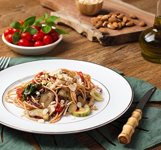 Receita Macarrão Vegano com Abobrinha, Espinafre e Amêndoas Tostadas