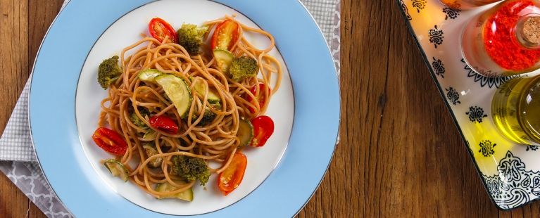 Macarrão Proteico com Tomate-Cereja e Legumes