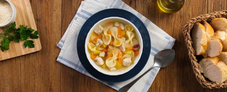 Sopa de Macarrão com Frango e Legumes