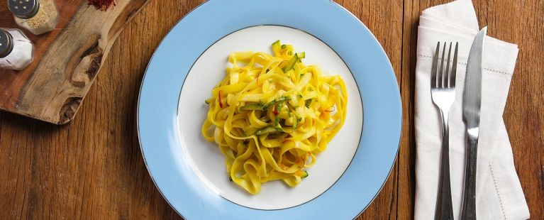 Tagliatelle com Creme de Açafrão e Abobrinha