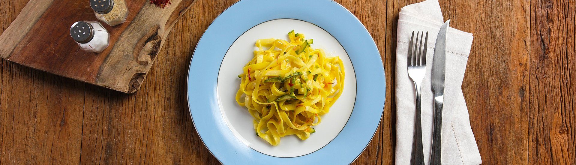 Tagliatelle com Creme de Açafrão e Abobrinha