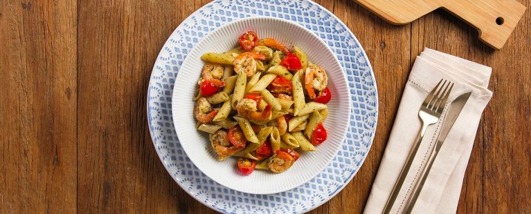 Penne com Camarão ao Pesto