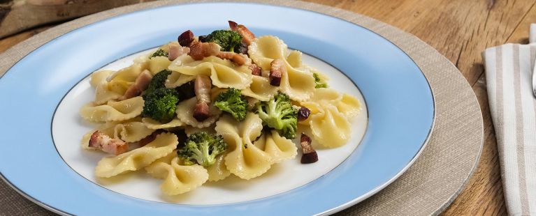 Farfalle com Brócolis e Bacon