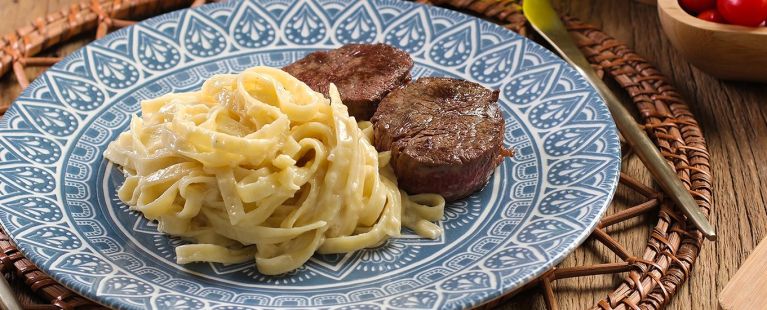 Tagliatelle ao Molho de Queijo e Medalhão de Filé