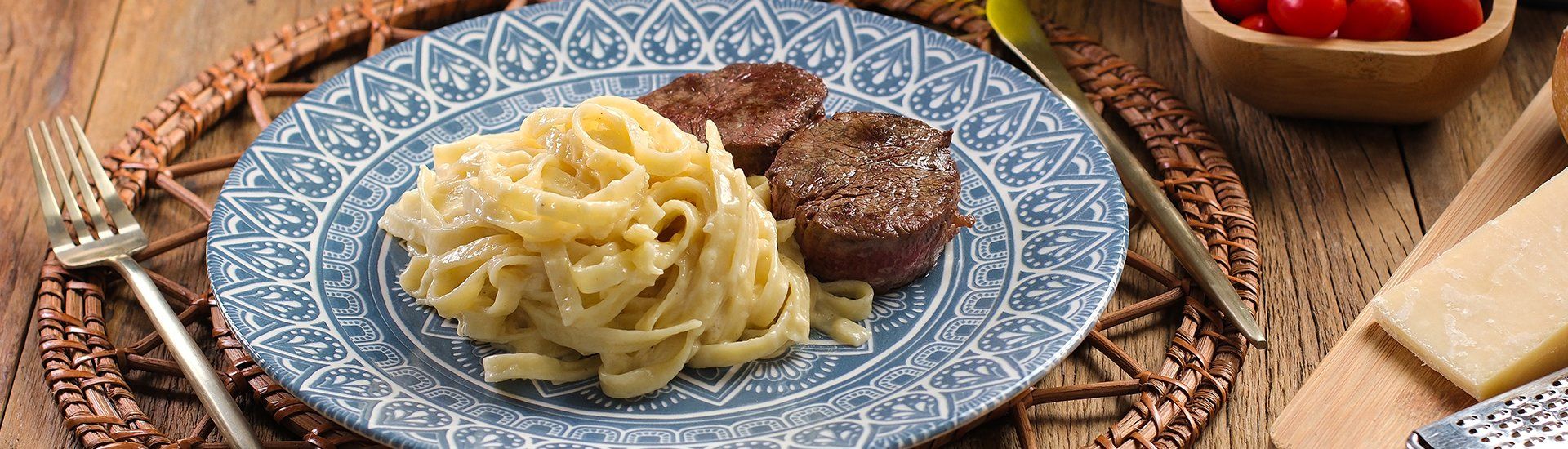 Tagliatelle ao Molho de Queijo e Medalhão de Filé