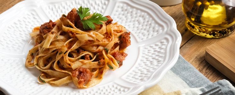 Tagliarini ao Molho de Tomate com Linguiça