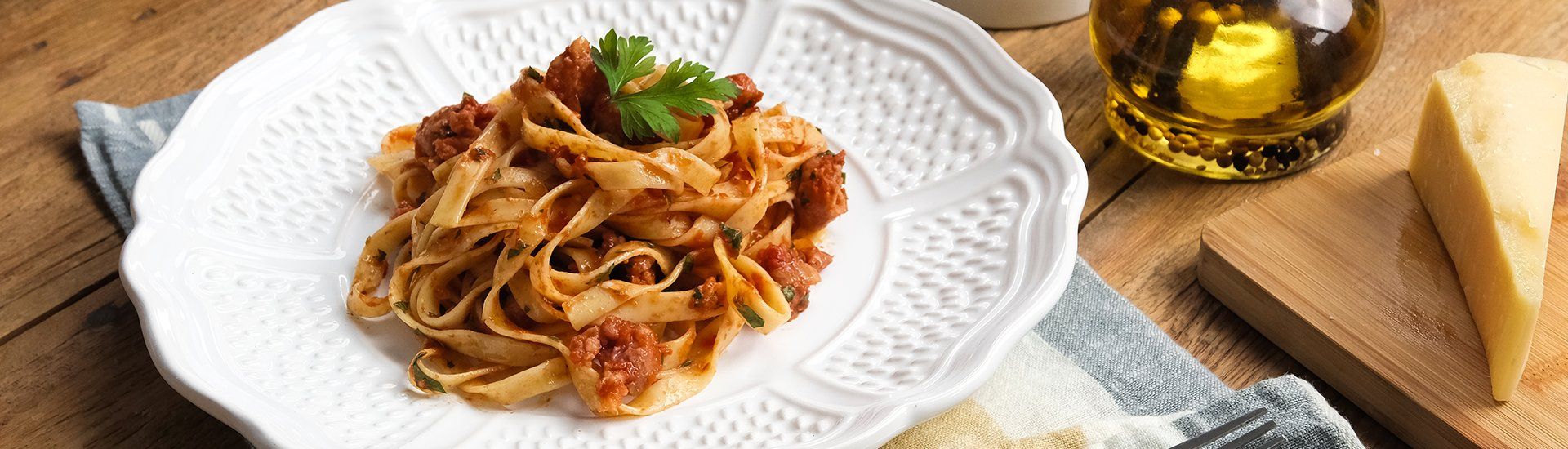 Tagliarini ao Molho de Tomate com Linguiça