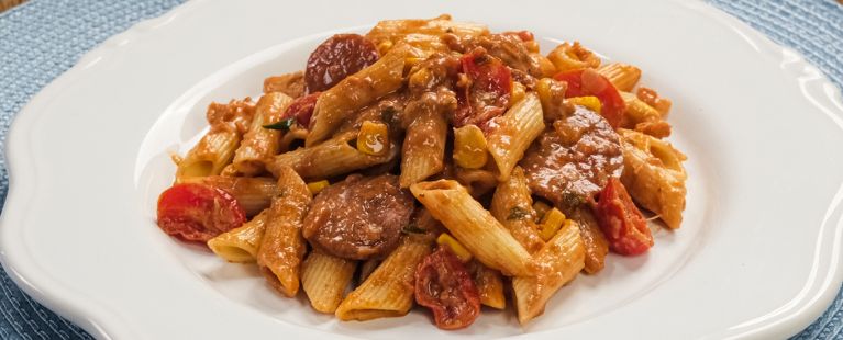 Penne Cremoso com Calabresa e Queijo