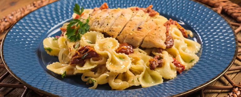 Farfalle Caramelizado com Cebolas, Tomate Seco, Limão Siciliano e Frango