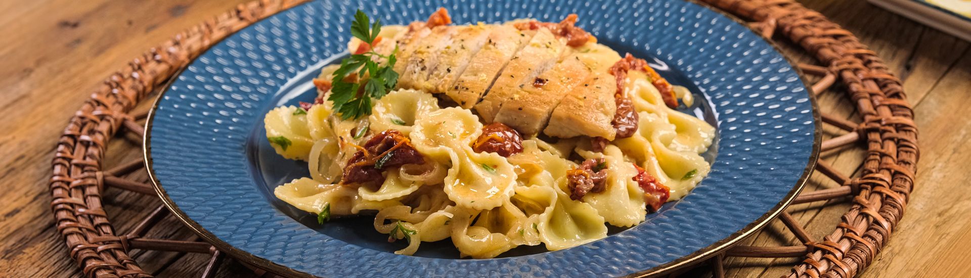 Farfalle Caramelizado com Cebolas, Tomate Seco, Limão Siciliano e Frango