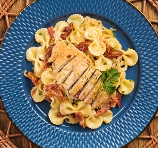 Receita Farfalle Caramelizado com Cebolas, Tomate Seco, Limão Siciliano e Frango