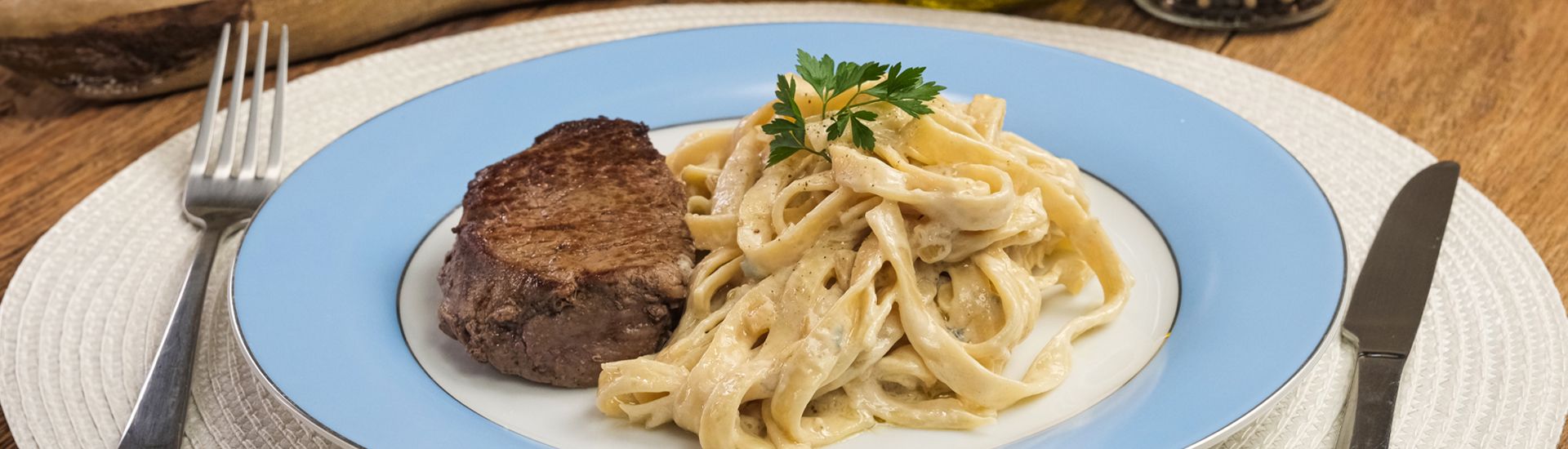 Talharim ao Molho de Whisky com Gorgonzola e Medalhão de Filé