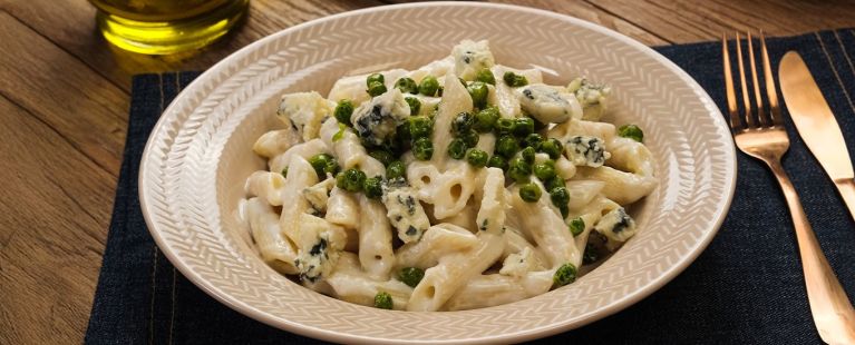 Macarrão com Molho Branco e Ervilhas Assadas