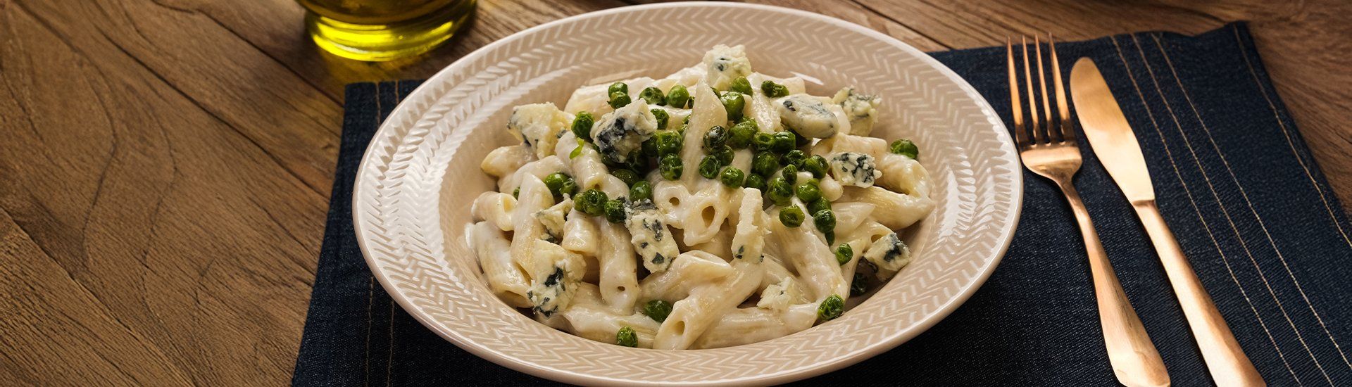 Macarrão com Molho Branco e Ervilhas Assadas