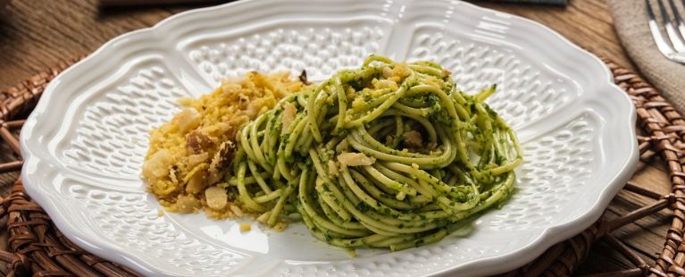 Macarrão com Molho Verde de Couve e Farofinha de Castanha