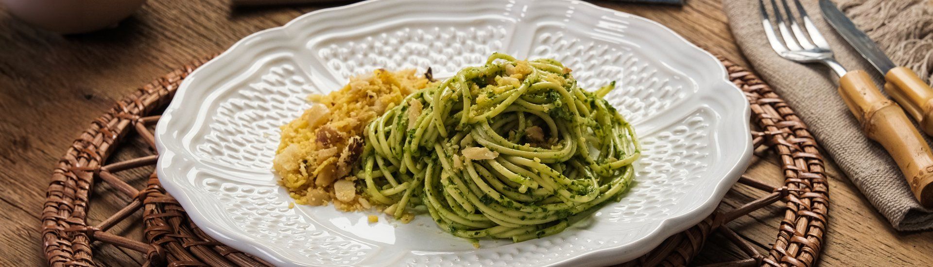 Macarrão com Molho Verde de Couve e Farofinha de Castanha