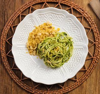 Receita Macarrão com Molho Verde de Couve e Farofinha de Castanha