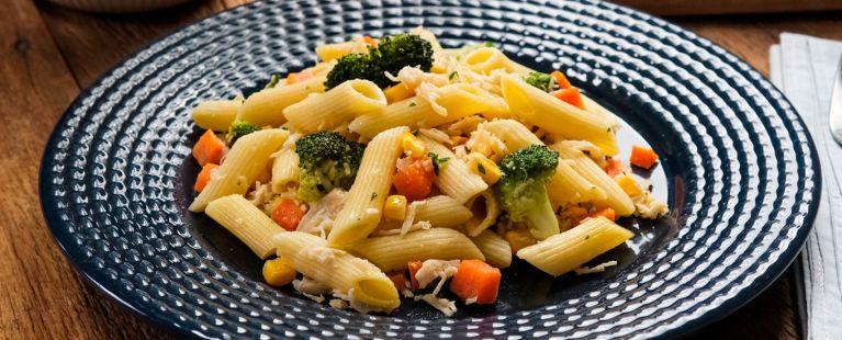 Penne com Frango e Vegetais