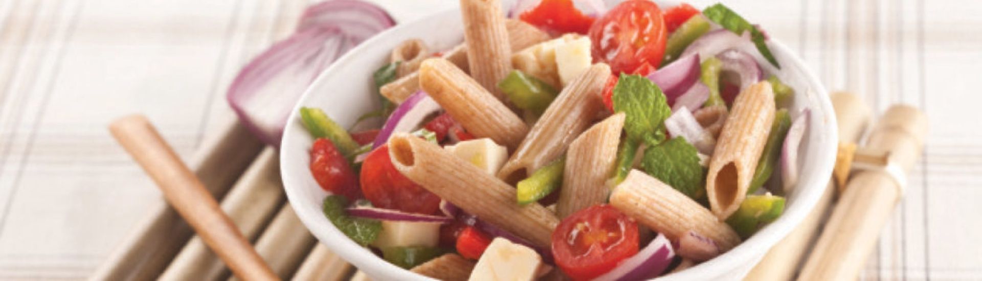 Salada de macarrão integral, tomates-cereja e feta