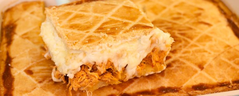 Empadão de frango cremoso na travessa