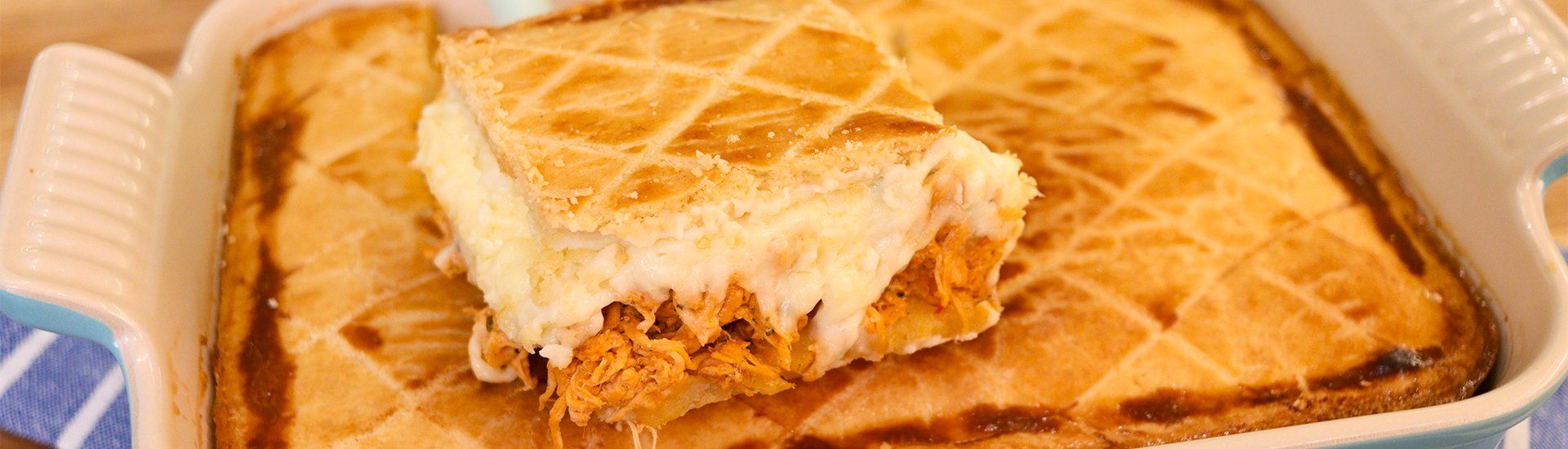Empadão de frango cremoso na travessa