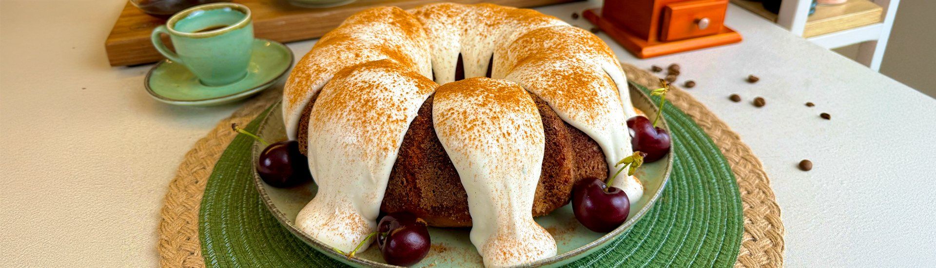 Bolo de Iogurte com Crosta de Canela e Chantilly de Mel