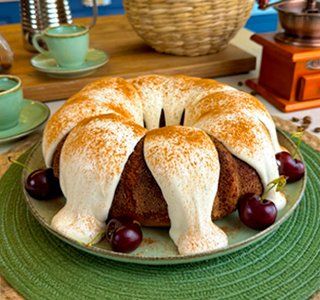 Receita Bolo de Iogurte com Crosta de Canela e Chantilly de Mel