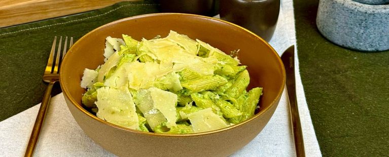 Penne com Pesto de Couve, Ricota e Limão