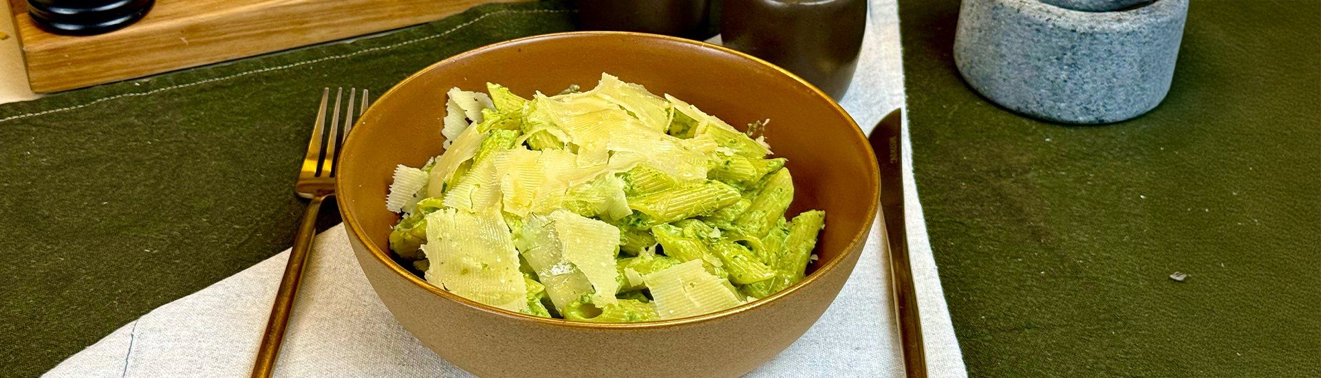 Penne com Pesto de Couve, Ricota e Limão
