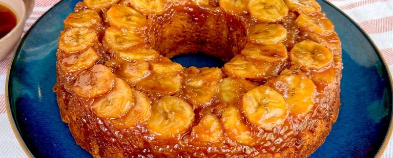 Bolo Invertido de Banana Caramelizada com Castanhas