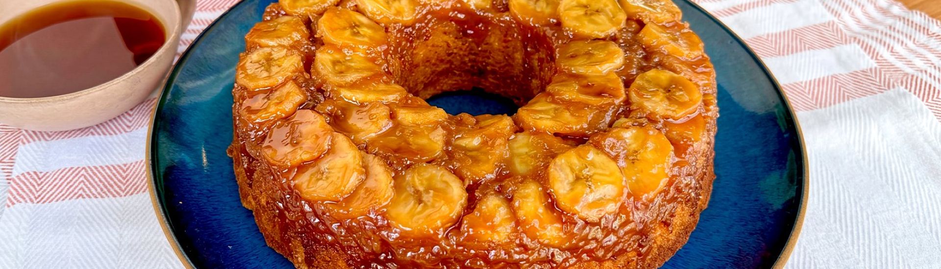 Bolo Invertido de Banana Caramelizada com Castanhas