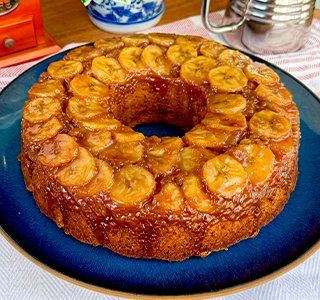 Receita Bolo Invertido de Banana Caramelizada com Castanhas