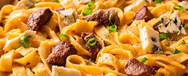 Talharim cremoso com filé mignon e gorgonzola
